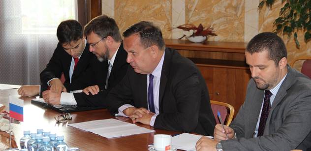 Ministr Jan Mládek vyjednal příslib majitelů Aircraft Industries o zachování výroby letadel v Kunovicích